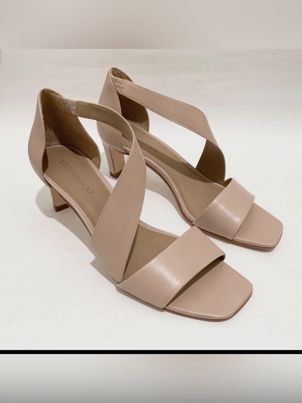 Bernardo Women’s Camille Blush Nude Leather Mid Heel Sandals Fashion Pump size 6